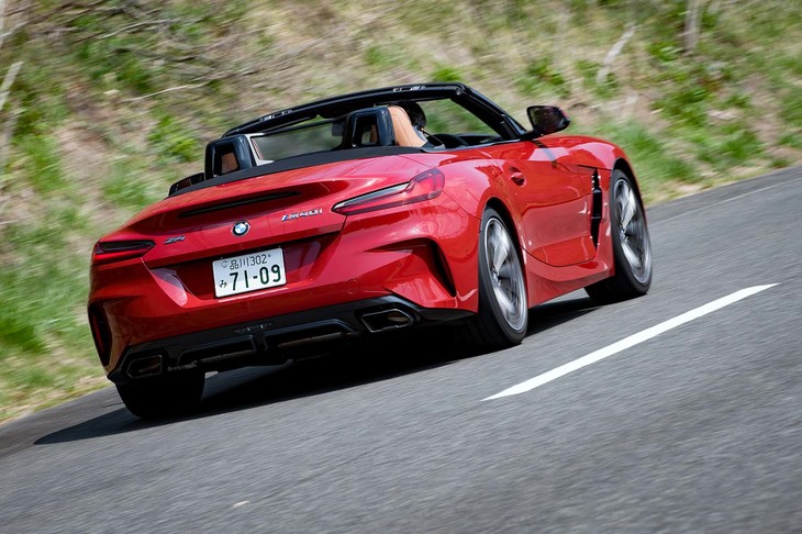 運動性能を高めるため、「M40i」には電子制御ダンパー付きのローダウンサスペンションや、電子制御LSDが装備される。