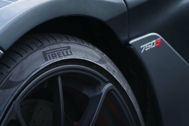 標準装着タイヤはピレリの「Pゼロ」。オプションで「Pゼロ コルサ」「Pゼロ トロフェオR」も選択できる。