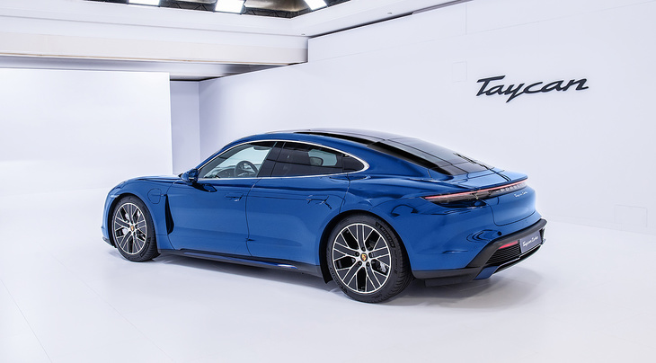 最新の「911」と同様に、リアのランプは左右が一直線につながったデザインとなっている。