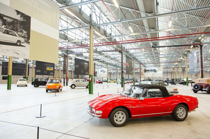 フェラーリとフィアットによるジョイントベンチャーとして製作された「フィアット・ディーノ スパイダー」。1966年デビュー。V.ヤーノ設計のフェラーリ製V6 DOHC 1987ccをデチューンして搭載、それでも最高速度は210km/hと抜群の速さを誇った。デザインはピニンファリーナの手になるもので、ライトに当たると抑揚に富んだ美しいボディーがことのほか際立つ。