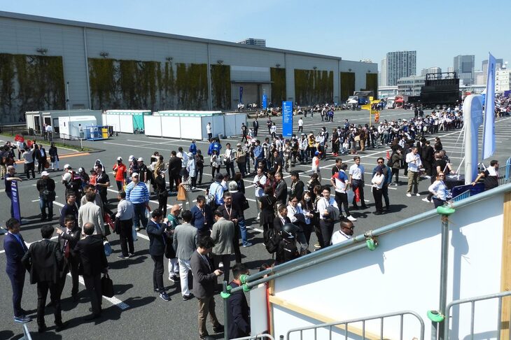 予選が終わると、程なくしてグランドスタンド裏には長蛇の列が。ピットレーンでサイン会があるのだ。