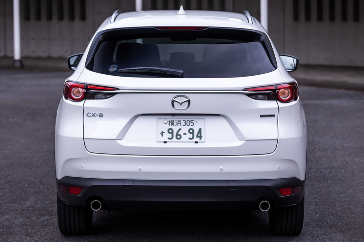 2019年11月に発売された改良型「CX-8」のボディーサイズは従来型と変わらず、全長×全幅×全高＝4900×1840×1730mm、ホイールベース＝2930mm。LEDリアコンビネーションランプが採用されている。