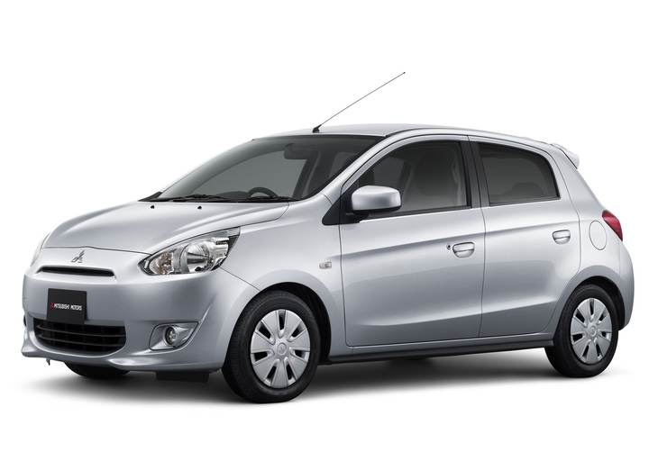 2012年「三菱ミラージュ」。「低燃費」「低価格」「コンパクト」をキーワードにタイ工場で生産されるグローバルコンパクトカーで、5ドアハッチバックボディーに1リッター直3 DOHC 12バルブエンジンを搭載。2015年に前年に加えられた1.2リッター仕様に絞られ、現在も継続販売されている。
