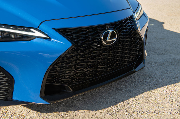 フロントのスピンドルグリルは、“Fスポーツ”と共通の、ブラック塗装を施したメッシュタイプとなる。