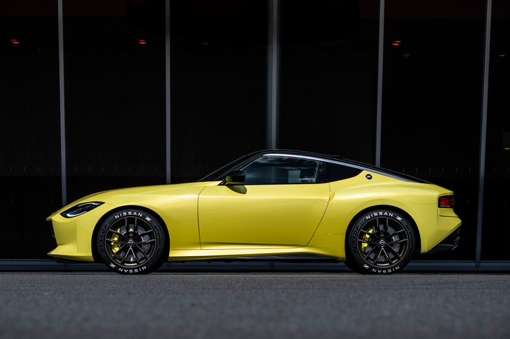 ロングノーズ・ショートデッキのファストバックスタイルに、高さを抑えたリアエンドなど、そのフォルムは、S30こと初代「フェアレディZ」との関連性を強く感じさせるものとなっている。