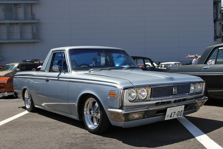 シボレーのセダンベースのピックアップ「エルカミーノ」を思わせる「トヨペット・クラウン ピックアップ」（RS56）。3代目クラウンの商用モデルは「マスターライン」ではなくクラウンを名乗ったが、この世代限りでピックアップは消滅した。