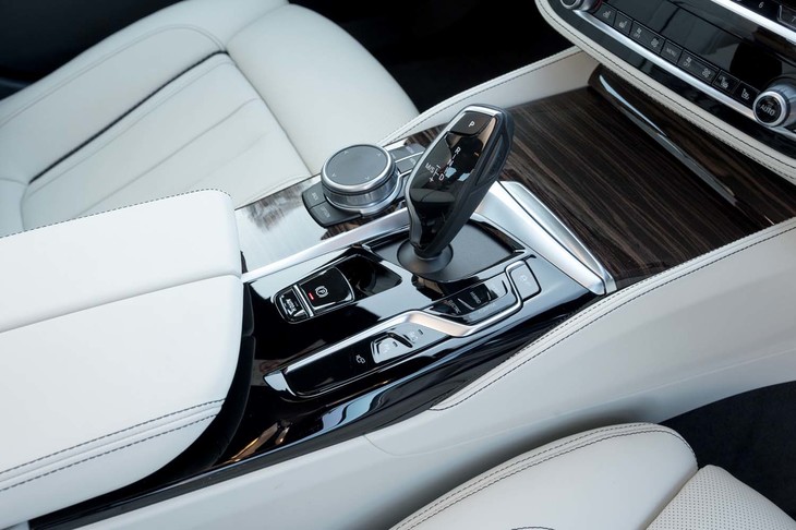 変速機は8段のトルコン式AT。コンソール部分にはウッドパネルがぜいたくに使われている。