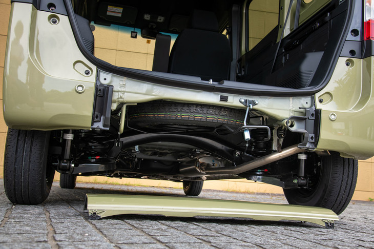 荷室の広さと低さを保つため、スペアタイヤはフロア下に格納。3分割構造のリアバンパー中央部を外すとアクセスできるようになっており、万が一のときでも荷物を降ろさずに交換できる。