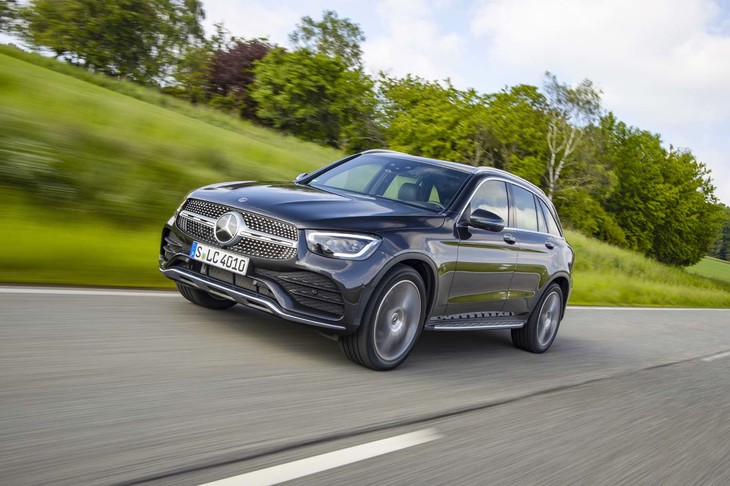 「GLC300d 4MATIC」の燃費は、NEDC複合モードで約16.9-17.5km/リッター。
	 