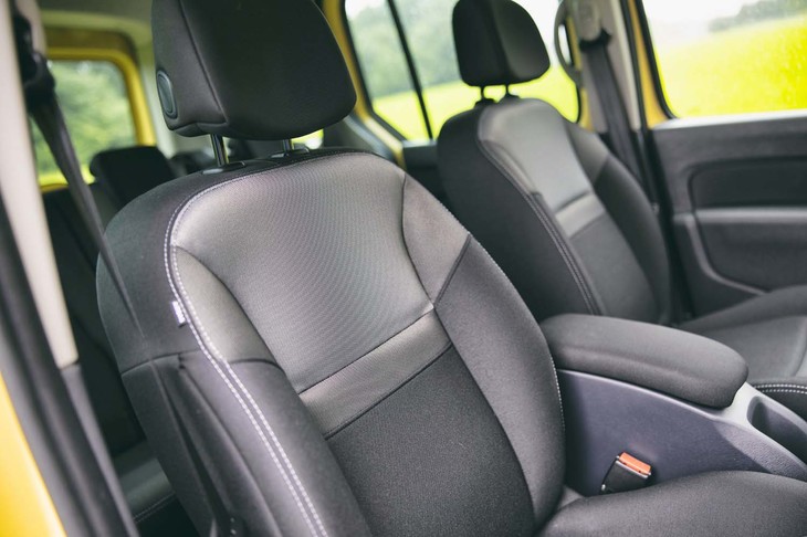 「カングー」の「3Dマテリアル ファブリックシート」はたっぷりとしたサイズで、長時間のドライブでも疲労が抑えられる。