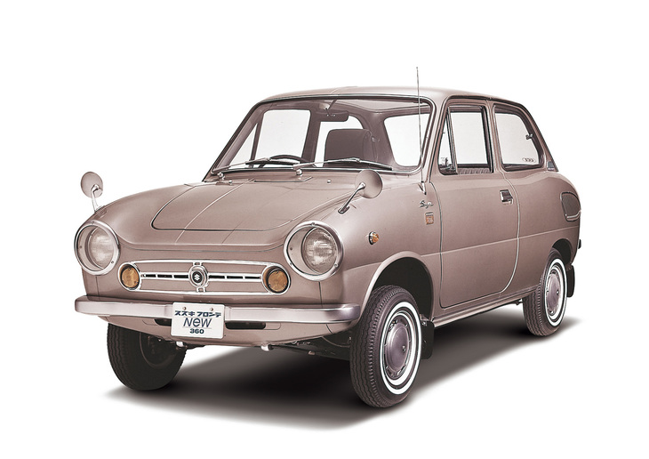 1968年「フロンテ360スーパーデラックス」。丸みを帯びたスタイリングをスズキはコークボトルラインと称したが、俗称は“ダルマ”。リアエンジン化したことで、トランクルームは消滅してしまった（ボンネットの下はスペアタイヤ）。