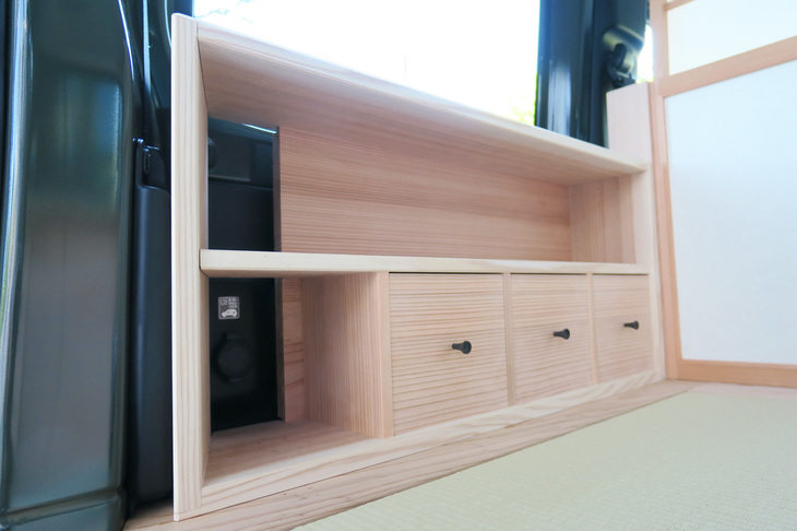 こちらは左側壁の棚。