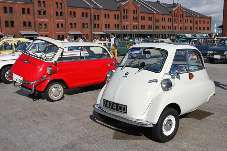 イタリアの「イソ・イセッタ」をライセンス生産した三輪バブルカーの「BMWイセッタ」（右）と、それをベースに発展させた四輪の「BMW 600」（左）。戦後のBMWの低迷期を支えた小さな功労者である。