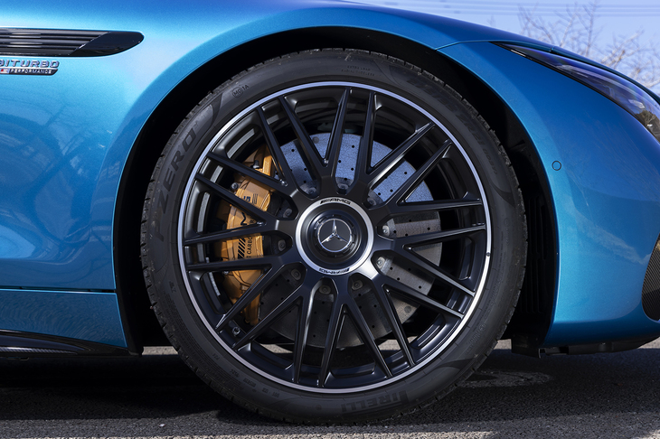 タイヤはフロントが275/35、リアが305/30の21インチ。このホイールはオプションの「AMGカーボンパッケージ」に含まれている（ホイールはカーボンではなくアルミ鍛造）。