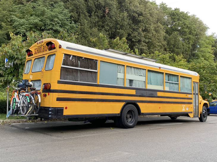 フォードのシャシーをベースに、米国ブルー・バード社が架装した車両である。