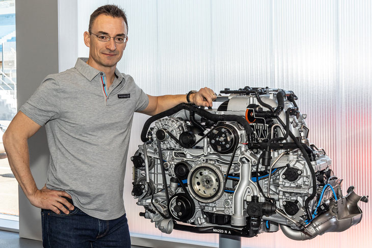新型の4リッター水平対向6気筒自然吸気エンジンと、水平対向エンジン開発のチームリーダーを務めるマルクス・バウマン氏。
