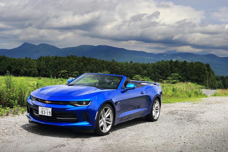 1時間とちょっとのハイウェイクルーズを終えて御殿場に到着。ドライバーの休憩を兼ねて、「カマロ」の撮影を再開する。