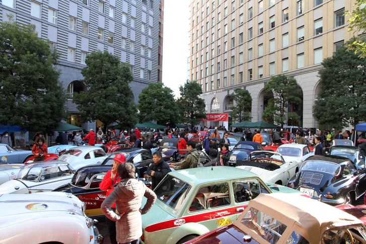 全車フィニッシュし表彰式を待つ、汐留西公園。