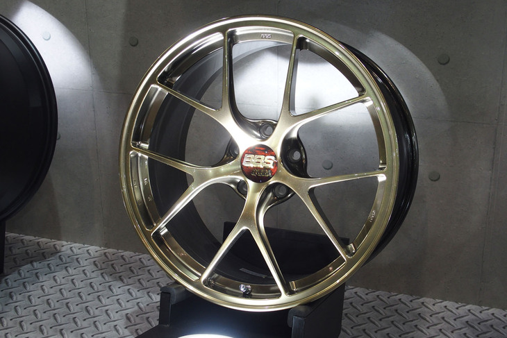 新色のダイヤモンドゴールドに塗られた「RI-D」。　