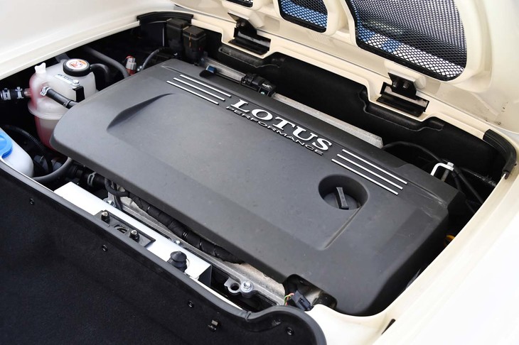 スーパーチャージャーで過給される1.8リッターエンジンは、最高出力220PS、最大トルク：250N・mを発生。900kg程度の軽量ボディーと相まって、優れた運動性能を実現する。