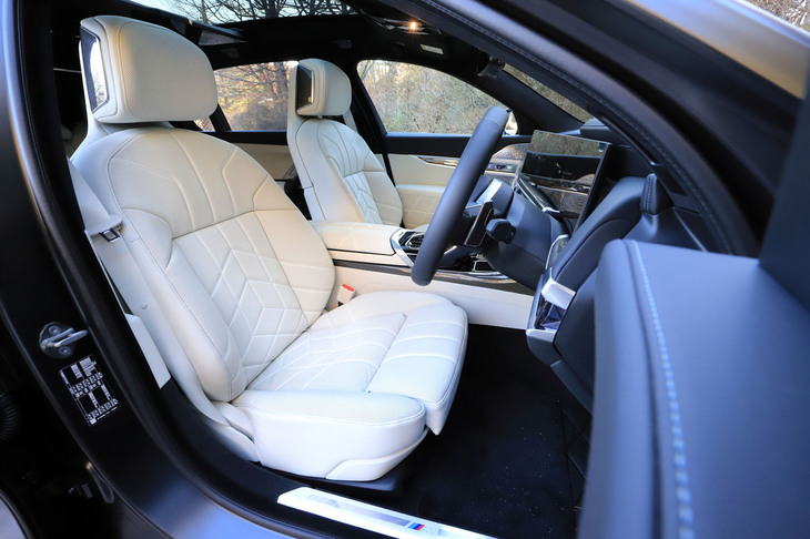 新型「7シリーズ」では「BMW Individualエクステンド・レザー・メリノ・シート」が標準装備となるが、試乗車にはさらに上等な、オプションの「BMW Individualフル・レザー・メリノ」のシートが装備されていた。