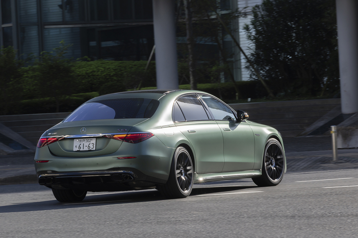 パワートレインは4リッターV8ツインターボエンジンを核としたプラグインハイブリッド。最高出力802PS、最大トルク1430N・mというとてつもないパワーを発生する。