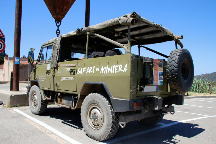 民間に払い下げられ、観光用に使われているイヴェコ製軍用車「VM90」。2019年エルバ島で筆者撮影。