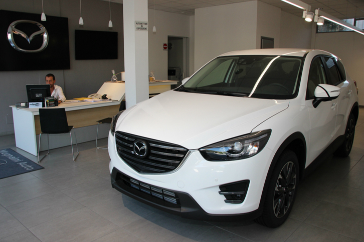ムニャイーニ・アウトがマツダ車の販売を手がけたのは2015年から。ショールームは新しいコーポレート・アイデンティティー政策に沿ったものだ。