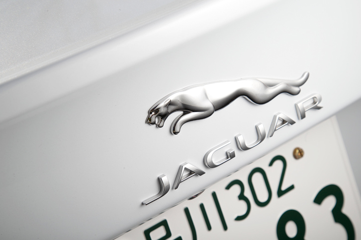 トランクリッドを飾るジャガーのエンブレム。