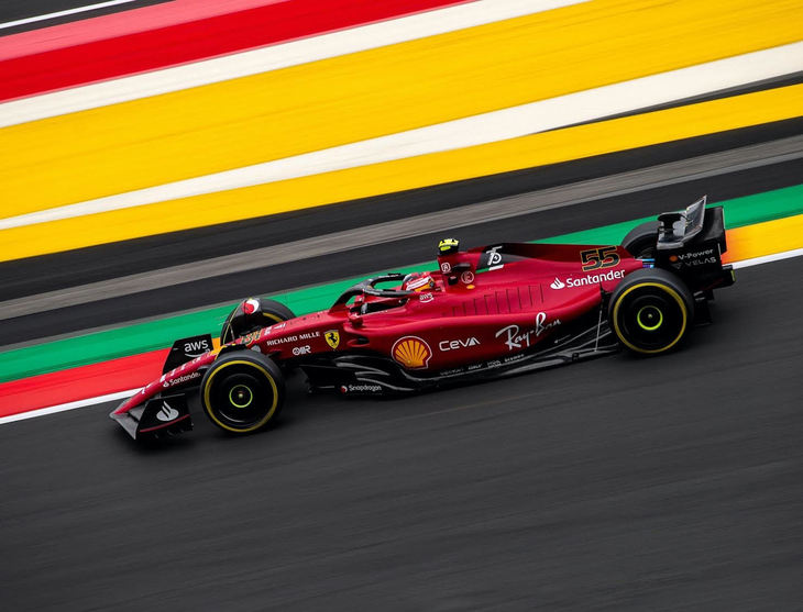 フェルスタッペンのグリッド降格で自身2度目のポールからスタートしたフェラーリのサインツJr.（写真）は3位フィニッシュ。予選に加え決勝でもレッドブルに歯が立たず、タイヤのデグラデーションに苦しんだ。チームメイトのルクレールは、15番グリッドから早々にトップ10内に入るも、フロントブレーキにヘルメットの捨てバイザーが張り付き緊急ピットインを余儀なくされ後退。その後5位まで挽回したまではよかったが、フェラーリは最後に欲を出し、ファステストラップ狙いのピットインを実施。結局最速タイムは出せず、またフェルナンド・アロンソに5位の座を奪われそうになったが、ピットレーンでのスピード違反によりルクレールに5秒加算ペナルティーが科され結果的に6位。レース後、序盤のブレーキ異常でスピードセンサーが使えなくなり、あまり正確ではない予備センサーを使ったことが原因だったとマッティア・ビノット代表は語った。（Photo=Ferrari）