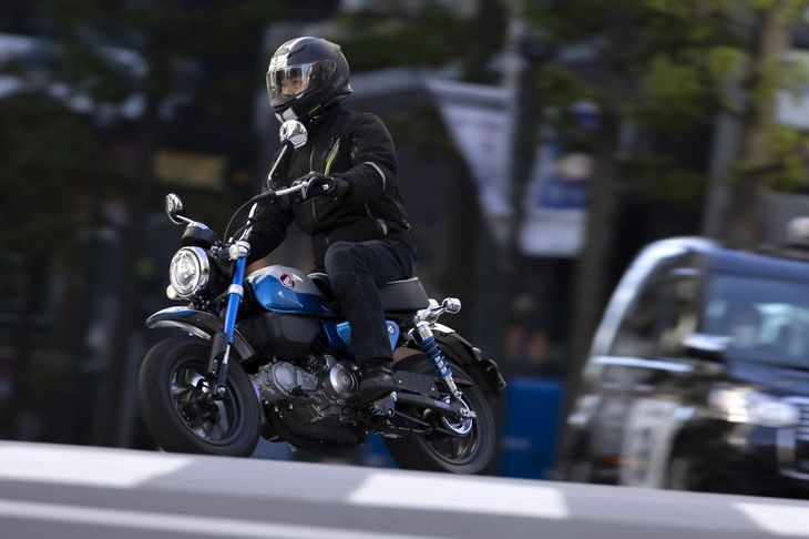 公道における動力性能は、まさに必要十分といった感じ。交通の流れに遅れる怖さや不安はなく、トコトコと、どこまでも走っていけそうな気分になる。