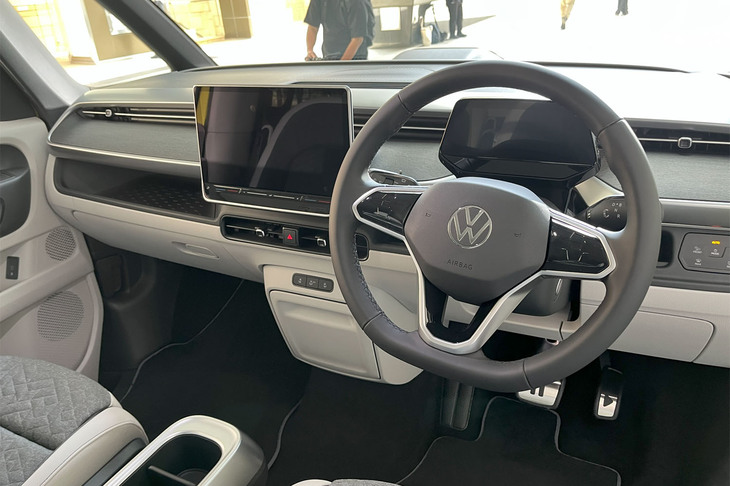 コックピットはスイッチ類や突起物が少ないモダンなデザインが採用される。