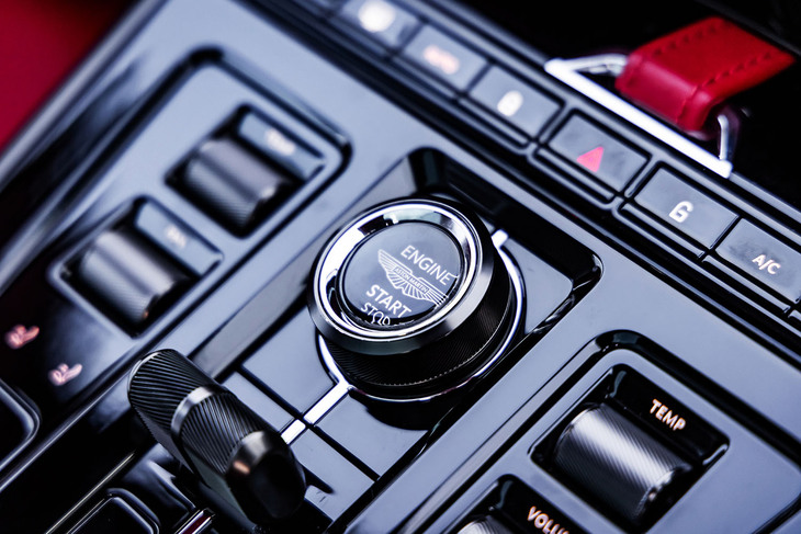 従来型ではダッシュボード最上段のど真ん中に位置していたエンジンスタート／ストップスイッチは、シフトセレクターのすぐ前方に移動した。スイッチを取り囲むベゼルが、ドライブモード選択ダイヤルになっている。