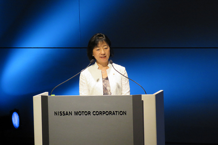 報道陣向けの商品説明では、まず日産自動車専務執行役員の星野朝子氏が登壇。電動化技術を取り入れたコンパクトカーの導入予定や、2017年型「GT-R」が、発売からわずか1カ月で昨年1年分の販売台数を超える受注を得たことなどが語られた。