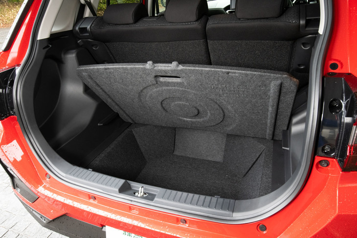 荷室容量は369リッターと、格上のBセグメントSUVと同等か、それ以上の空間を確保。床面の高さを変えられるフロアボードが備わるほか、床下収納も設けられている。