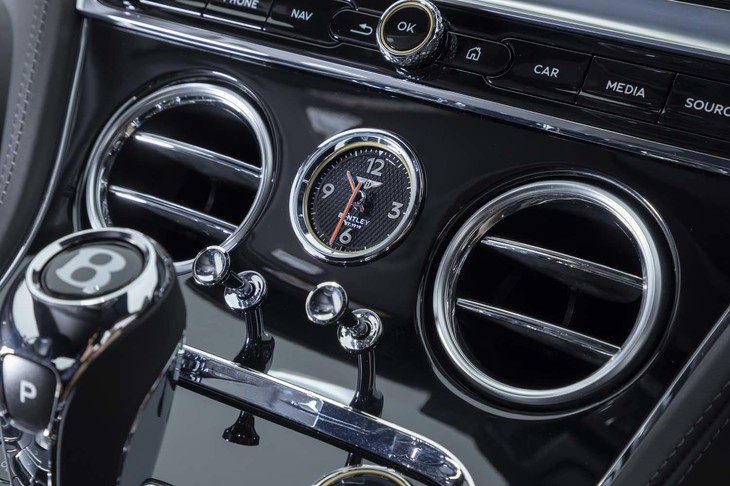 クラシックなデザインの空調システム。エアコン吹き出し口の中央にはアナログ式クロックが添えられる。