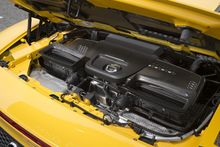 リアエンドのボンネットを開けた様子。吸気ダクトやエンジンオイルの吸入口が並ぶが、エンジン本体を見ることはできない。