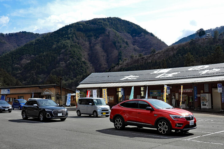 「道の駅たばやま」にて。丹波山村は、おおかみが神の使いとして伝えられる「七ツ石神社」があったりして、おおかみと縁の深い土地である。いまだにニホンオオカミの目撃情報があるのだとか。