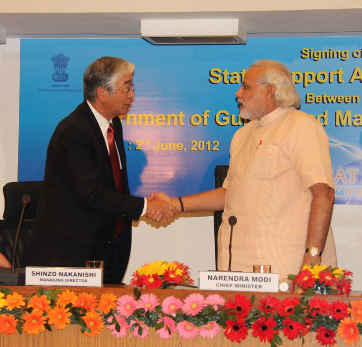 2012年6月4日、グジャラート工場の用地買収で合意し、握手を交わすマルチ・スズキ・インディアの中西眞三社長（左）と、グジャラート州のナレンドラ・モディ首相（右）。スズキがインドに大胆な投資ができるのは、長年にわたる活動で培ってきた、現地での信頼があるからだ。