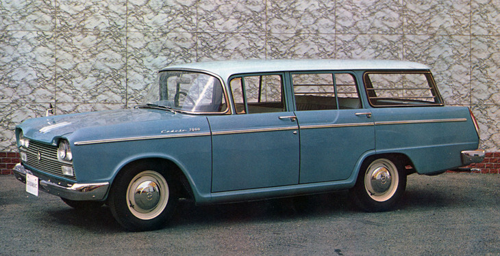初代「日産セドリック バン」。1961年に登場した初期型は縦4灯ヘッドライトを備えていたが、1962年に横4灯に変更された。ツートンカラーは標準だった。