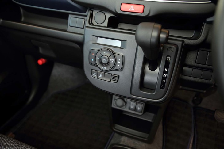トランスミッションはCVTのみ。写真でシフトレバー上方に見える「インパネセンターポケット」は、スマートフォン用の収納スペース。