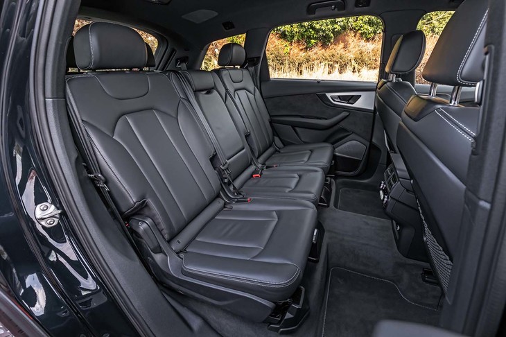 シートは簡単に、前方に折りたたむことが可能。オプションとなる3列目のシートと共に、バックレストを倒すだけでフラットな荷室となる。