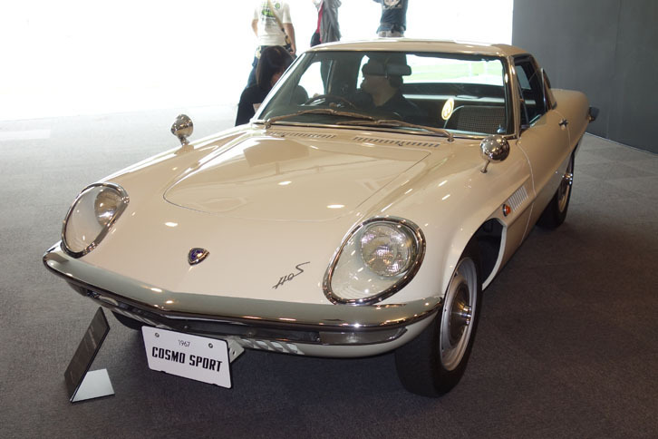 【コスモスポーツレストア車展示】運転席に乗って写真を撮ってもらえるサービスも。