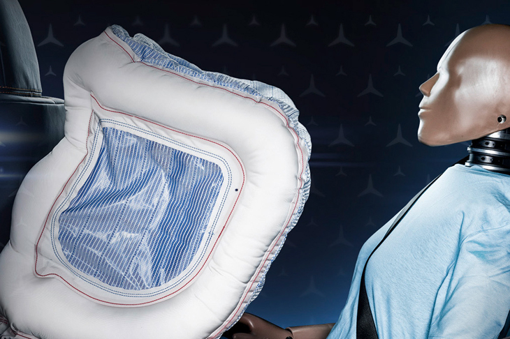 前席のシートバックに搭載される後席乗員用のエアバッグ。今回が世界初採用の装備となる。