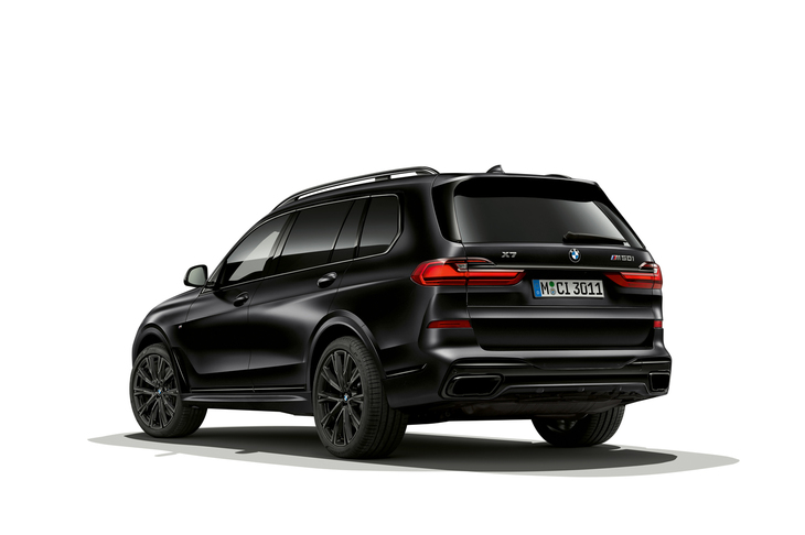 「X7エディションインフローズンブラックメタリック」のリアビュー。特別装備となる22インチの「BMWインディビジュアル アロイホイール758i」やMスポーツブレーキキャリパーなども黒で統一されている。