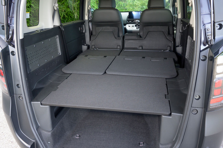 2列目を格納し、バックレスト裏のボードを展開したところ。わずかに段差が残っているが、この上にマットを敷けば車中泊にも十分使えるはずだ。