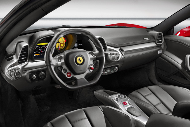 「フェラーリ458イタリア」のコックピット。センターコンソールにあるのはギアセレクト用のボタンのみで、ステアリングホイールの奥にシフトパドルが装着されている。