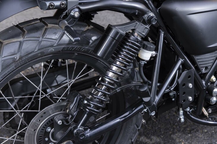リアサスペンションはクラシカルなツインショック。ピギーバックタイプのガスショックが装備される。