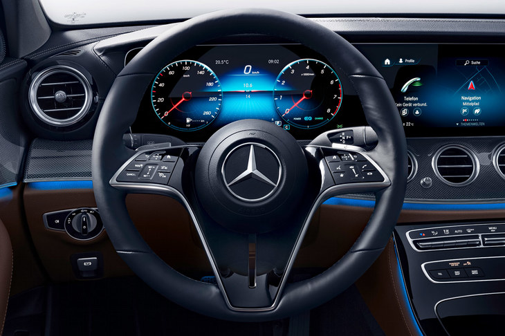2020年モデルの「メルセデス・ベンツEクラス」のステアリングホイール。昔ながらのホーンに加え、パドルシフト、ハンズフリー通話、インフォテインメントシステム、クルーズコントロールと、さまざまな機能がここで操作可能となっている。