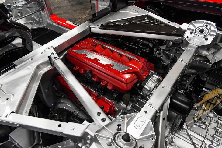 カットモデルに搭載された「LT2」。OHVの動弁機構により、エンジンのサイズは排気量が6.2リッターもあるとは思えないほどにコンパクト。搭載位置の低さも印象的だ。